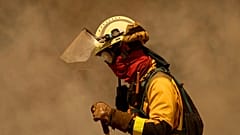 Um bombeiro trabalha contra o incêndio de Rebordondo, em Ourense, na segunda-feira, 18 de agosto de 2025.