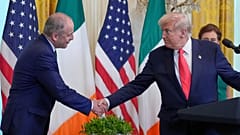 Irlands Taoiseach Micheál Martin schüttelt Präsident Donald Trump die Hand während einer Veranstaltung im East Room des Weißen Hauses in Washington, DC 12 März 2025