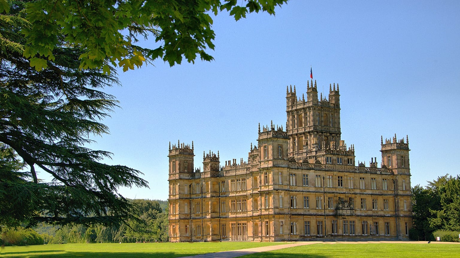 İngiltere, Hampshire'daki Highclere Kalesi, "Downton Abbey" dizisinin çekildiği yer olarak bilinmektedir.