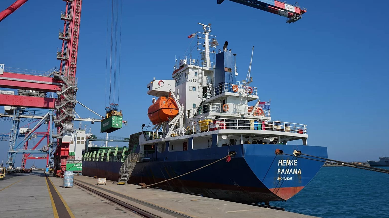 Contentores carregados com ajuda para Gaza são carregados a bordo de um navio de bandeira panamiana no principal porto de Chipre, em Limassol, na segunda-feira, 18 de agosto de 2025.