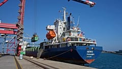Gazze'ye yardım yüklü konteynerler 18 Ağustos 2025, Pazartesi günü Kıbrıs'ın Limasol'daki ana limanında Panama bandıralı bir gemiye yükleniyor.