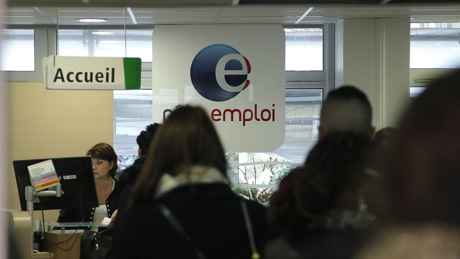 People queue at a job centre in Paris, France. 9 December 2014.