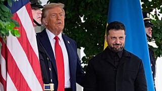 Donald Trump amerikai elnök Volodimir Zelenszkij ukrán elnökkel a Fehér Ház előtt 2025. augusztus 18-án