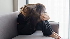 امرأة تبدو حزينة