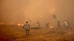 السكان يقاتلون حريقا يتقدم نحو قرية ريبوردوندو, بالقرب من أورينس, في شمال غرب إسبانيا, في يوم الاثنين, أغسطس. 18, 2025. 