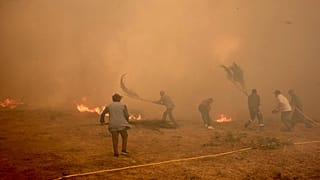 السكان يقاتلون حريقا يتقدم نحو قرية ريبوردوندو, بالقرب من أورينس, في شمال غرب إسبانيا, في يوم الاثنين, أغسطس. 18, 2025. 