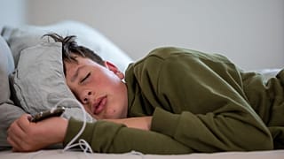 A 2020-ig tartó felülvizsgálat szerint a tizenévesek aránya, akik megfelelnek az alvási ajánlásoknak az iskolai napokon, a lengyelországi 32 százaléktól a belgiumi flamand rész 86,3 százalékáig terjed.