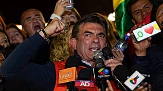 Ο υποψήφιος πρόεδρος Ροντρίγκο Παζ απευθύνεται σε υποστηρικτές του μετά τα πρώτα αποτελέσματα που τον έδειξαν να προηγείται στις προεδρικές εκλογές στη Λα Παζ, 17 Αυγούστου 2025