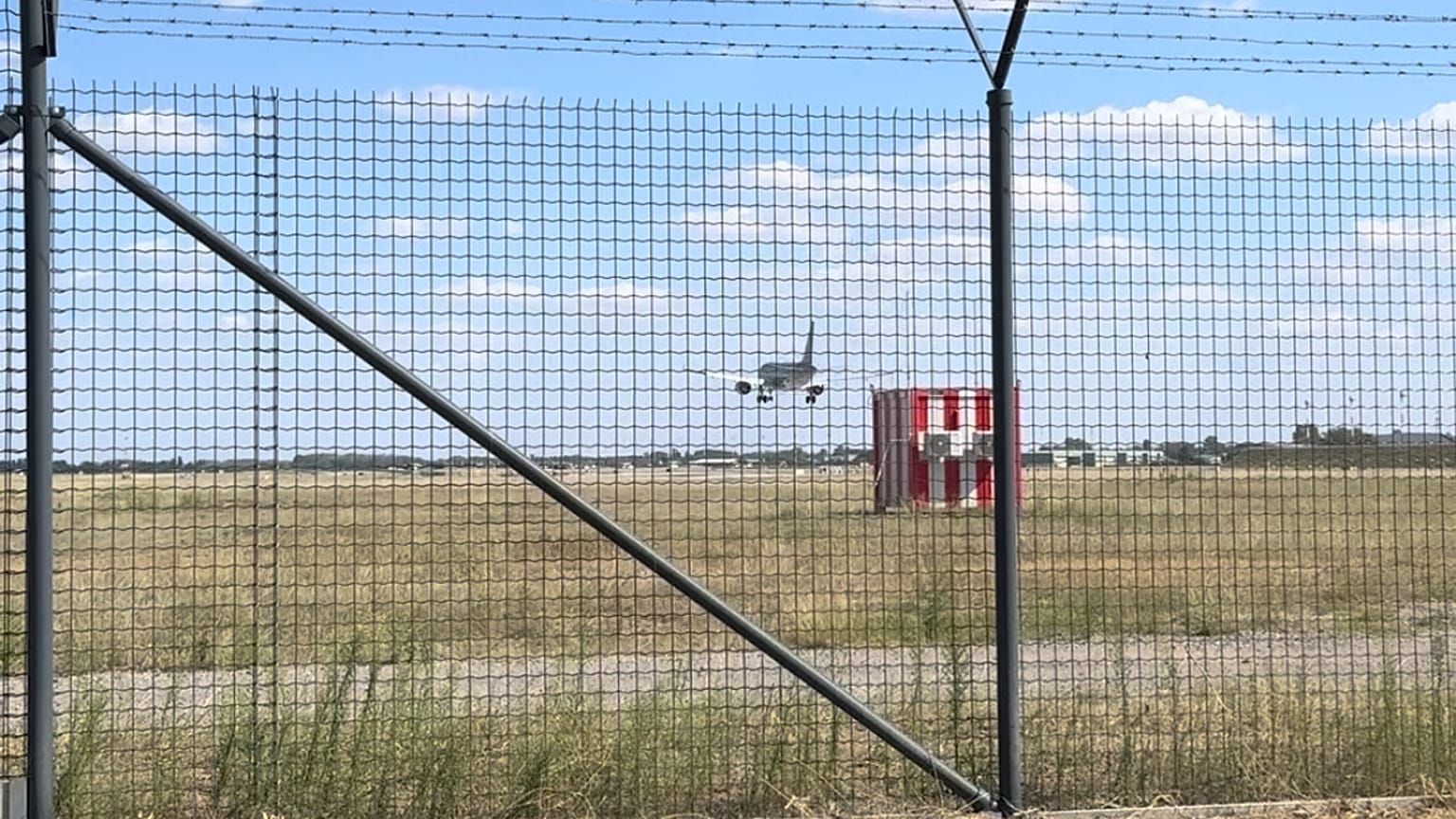 Gép száll le a kecskeméti repülőtéren