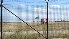 Avião aterra no aeroporto de Kecskemét
