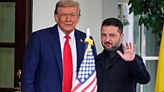الرئيس الأمريكي دونالد ترامب يستقبل الرئيس الأوكراني فولوديمير زيلينسكي لدى وصوله إلى البيت الأبيض في واشنطن، الاثنين 18 أغسطس/ آب 2025.