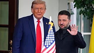 الرئيس الأمريكي دونالد ترامب يستقبل الرئيس الأوكراني فولوديمير زيلينسكي لدى وصوله إلى البيت الأبيض في واشنطن، الاثنين 18 أغسطس/ آب 2025.