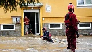 Ένας κάτοικος περιμένει να τον εκκενώσουν από το πλημμυρισμένο σπίτι του στο Jesenik της Τσεχικής Δημοκρατίας τον Σεπτέμβριο του 2024. 