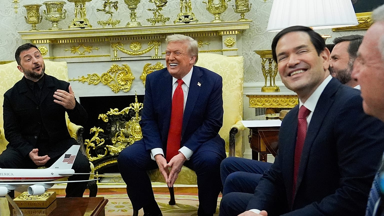 Momento en que el presidente Volodímir Zelenski conversa con el periodista que en febrero desató la polémica al preguntarle por su ropa, durante su última reunión con Trump.