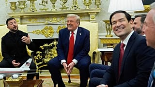 Momento en que el presidente Volodímir Zelenski conversa con el periodista que en febrero desató la polémica al preguntarle por su ropa, durante su última reunión con Trump.