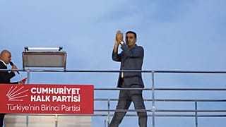 CHP'li Beyoğlu Belediye Başkanı İnan Güney, Tuzla'da düzenlenen bir mitingde, 7 Ağustos 2025