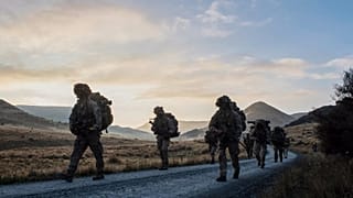 Offiziersanwärter der neuseeländischen Armee bei einer Übung auf dem Truppenübungsplatz Waiouru auf der zentralen Nordinsel Neuseelands, 6. Mai 2022