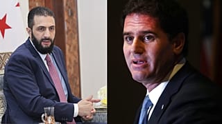 وزير الشؤون الاستراتيجية الإسرائيلي رون ديرمر (يمينًا) وزير الخارجية السوري أسعد الشيباني (يساراً)