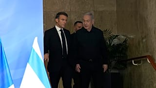 رئيس الوزراء الإسرائيلي بنيامين نتنياهو, والرئيس الفرنسي إيمانويل ماكرون 