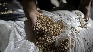 اعضای نیروهای امنیتی سوریه قرص های کاپتاگون را در یک ستاد نظامی در حومه دمشق بازرسی می کنند، 7 ژانویه 2025
