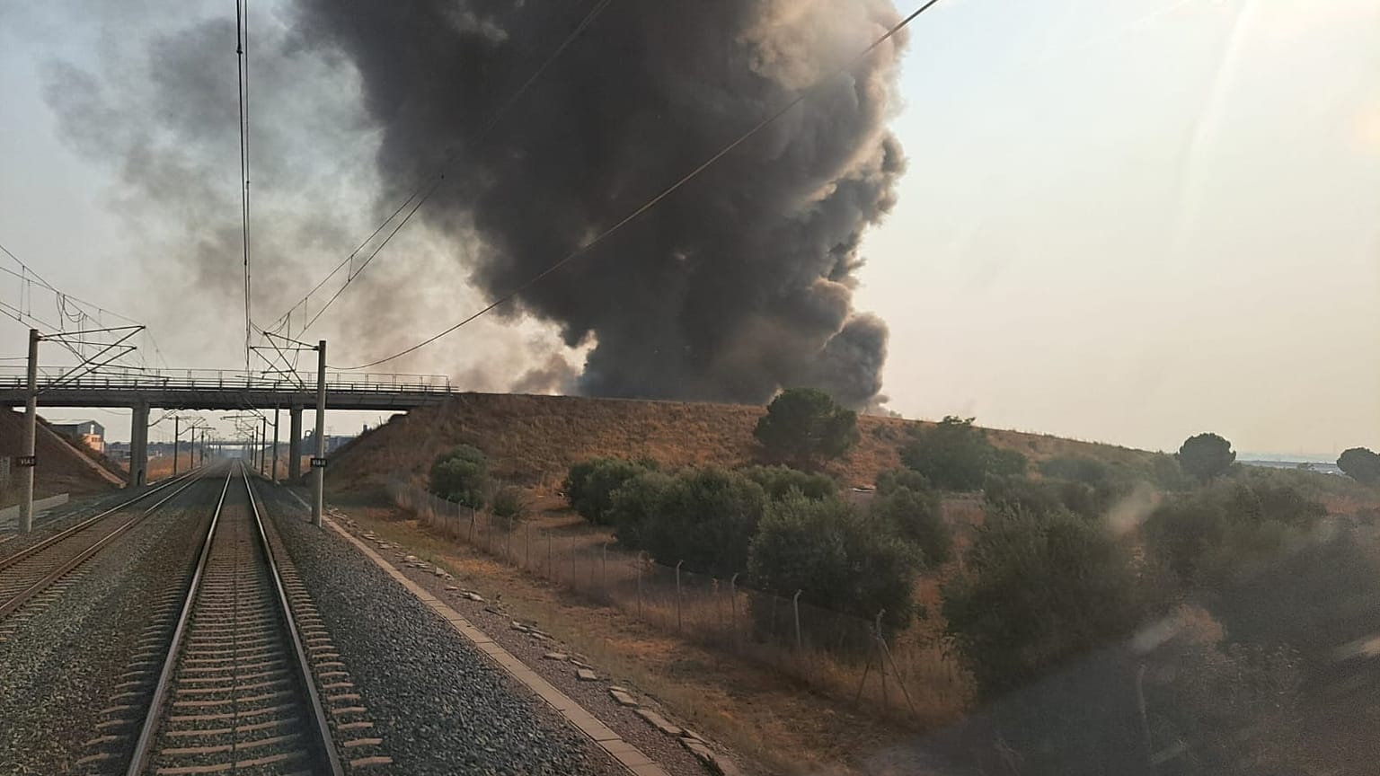 La columna de humo se podía ver desde los trenes.