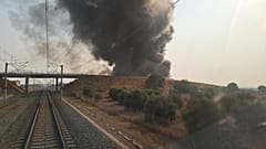 La columna de humo se podía ver desde los trenes.