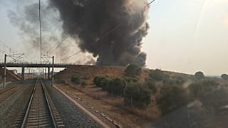 La columna de humo se podía ver desde los trenes.
