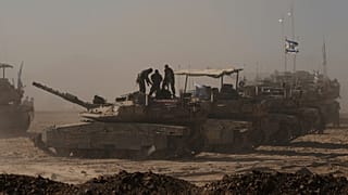 Varios soldados israelíes en lo alto de un tanque en una zona junto a la frontera entre Israel y Gaza, en el sur de Israel, el lunes 18 de agosto de 2025.