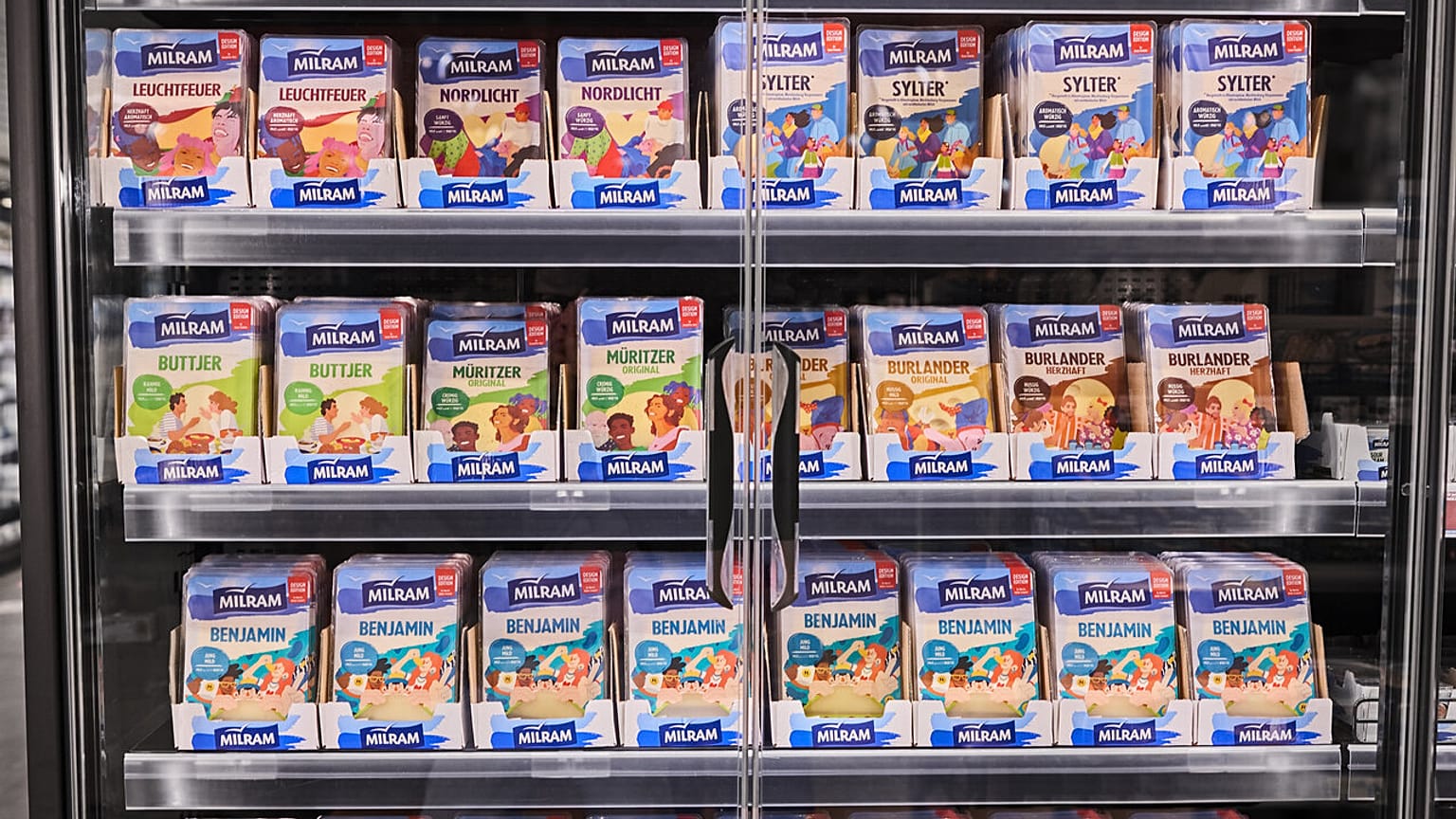Milram-Schnittkäse hat ein neues Design. Die Abbildung der Vielfalt der Gesellschaft in Illustrationen stößt bei bestimmten Gruppen auf Kritik.