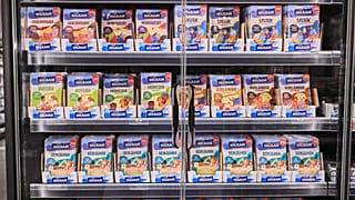 Milram-Schnittkäse hat ein neues Design. Die Abbildung der Vielfalt der Gesellschaft in Illustrationen stößt bei bestimmten Gruppen auf Kritik.