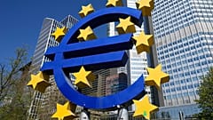 El sol se refleja en el logotipo del Banco Central Europeo BCE frente a la sede del BCE en Fráncfort,