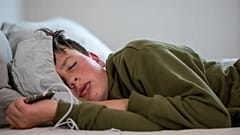 La part des adolescents qui respectent les recommandations en matière de sommeil les jours d'école va de 32 % en Pologne à 86,3 % en Flandre (Belgique).