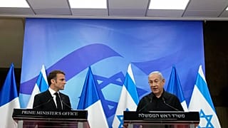 Cumhurbaşkanı Emmanuel Macron, İsrail Başbakanı Benyamin Netanyahu ile birlikte 24 Ekim 2023 tarihinde İsrail'in Kudüs kentinde düzenlenen basın toplantısında.