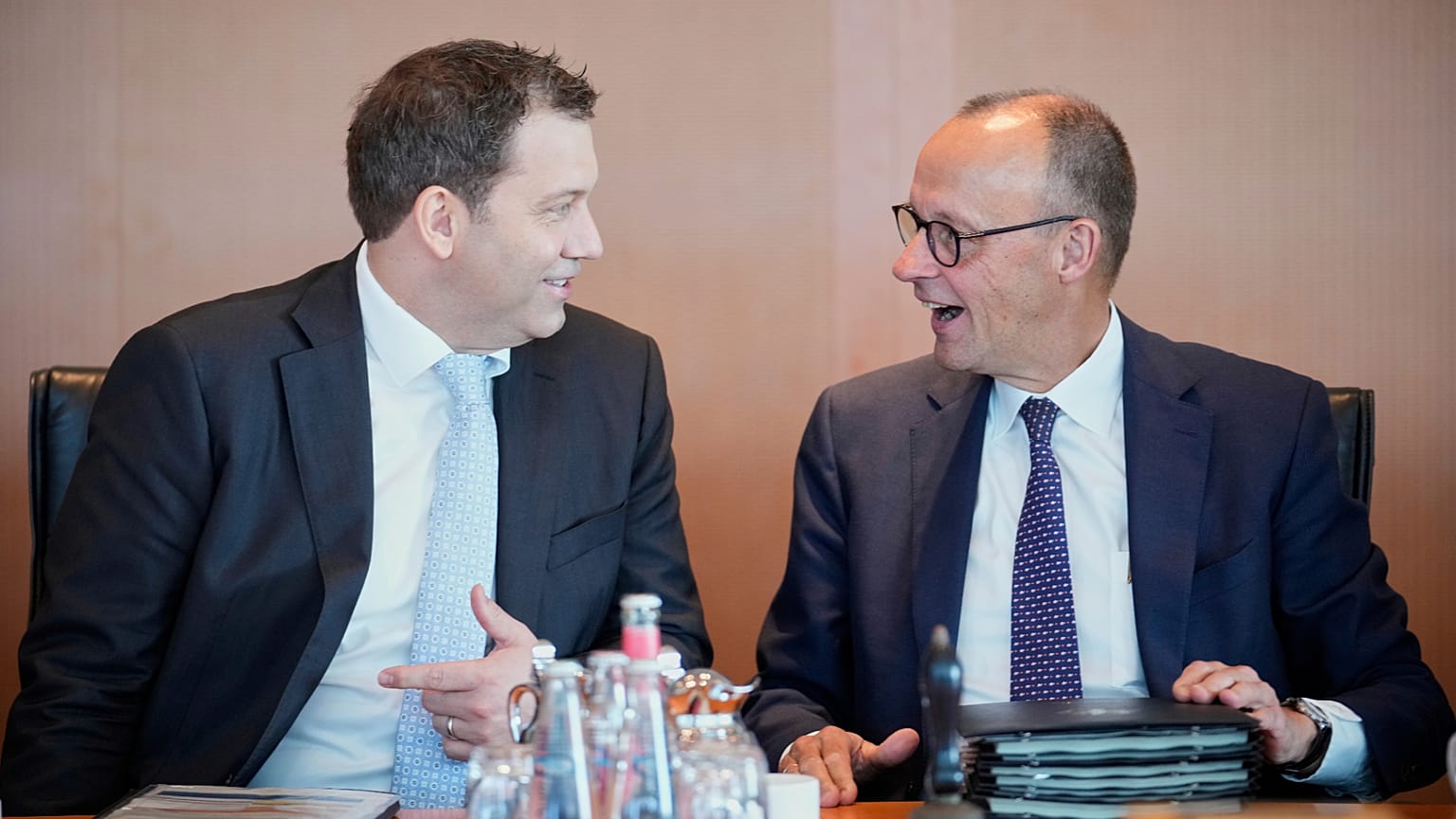 Wie schließt man die Haushaltslücke? Die Koalitionspartner sind sich uneins zwischen Steuererhöhungen und Kürzungen von Sozialleistungen.
