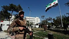 DATEI: Syrische Soldaten hissen die syrische Nationalflagge vor dem Gebäude des Verteidigungsministeriums in Damaskus, 19. Juli 2025