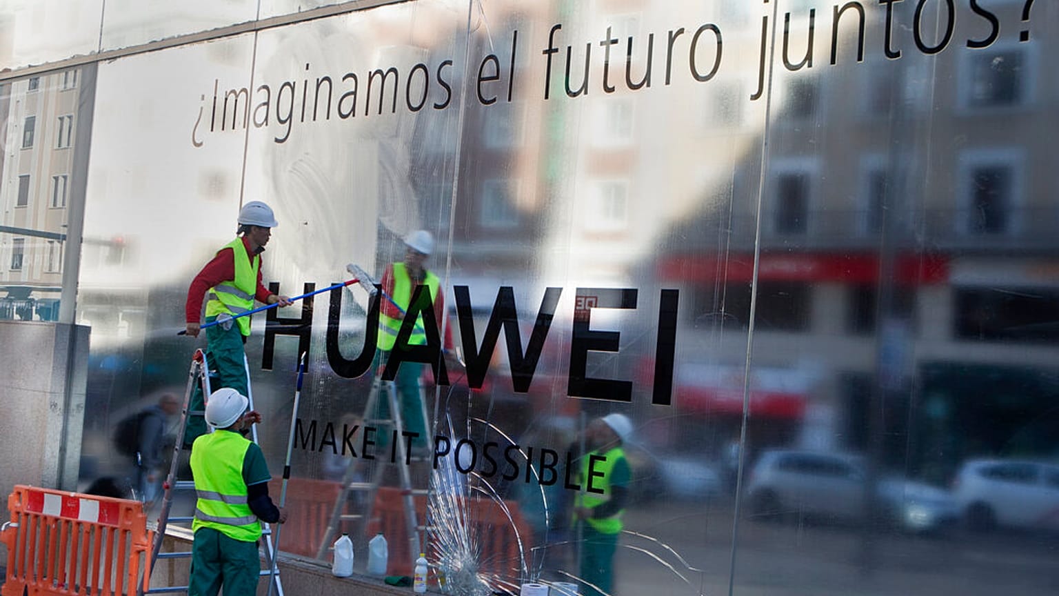 Trabajadores limpian el frente de la nueva tienda insignia de Huawei que se inauguró en Madrid, España, el miércoles 22 de mayo de 2019.