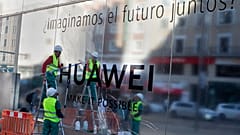 Trabajadores limpian el frente de la nueva tienda insignia de Huawei que se inauguró en Madrid, España, el miércoles 22 de mayo de 2019.