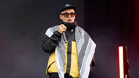 A térdkalácsos rapper Mo Chara megjelenik az Egyesült Királyság bíróságán a terrorcsoport állítólagos támogatása miatt  