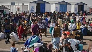 Αφγανοί πρόσφυγες που επέστρεψαν μετά τη φυγή τους από το Ιράν συγκεντρώνονται σε εγκαταστάσεις της Ύπατης Αρμοστείας του ΟΗΕ για τους Πρόσφυγες κοντά στο πέρασμα Ισλάμ Κάλα στη δυτική επαρχία Χεράτ, Αφγανιστάν, 20 Ιουνίου 2025.