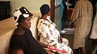 Embarazadas de parto esperan para dar a luz en un centro de salud de Kampala, Uganda, el 22 de julio de 2025.