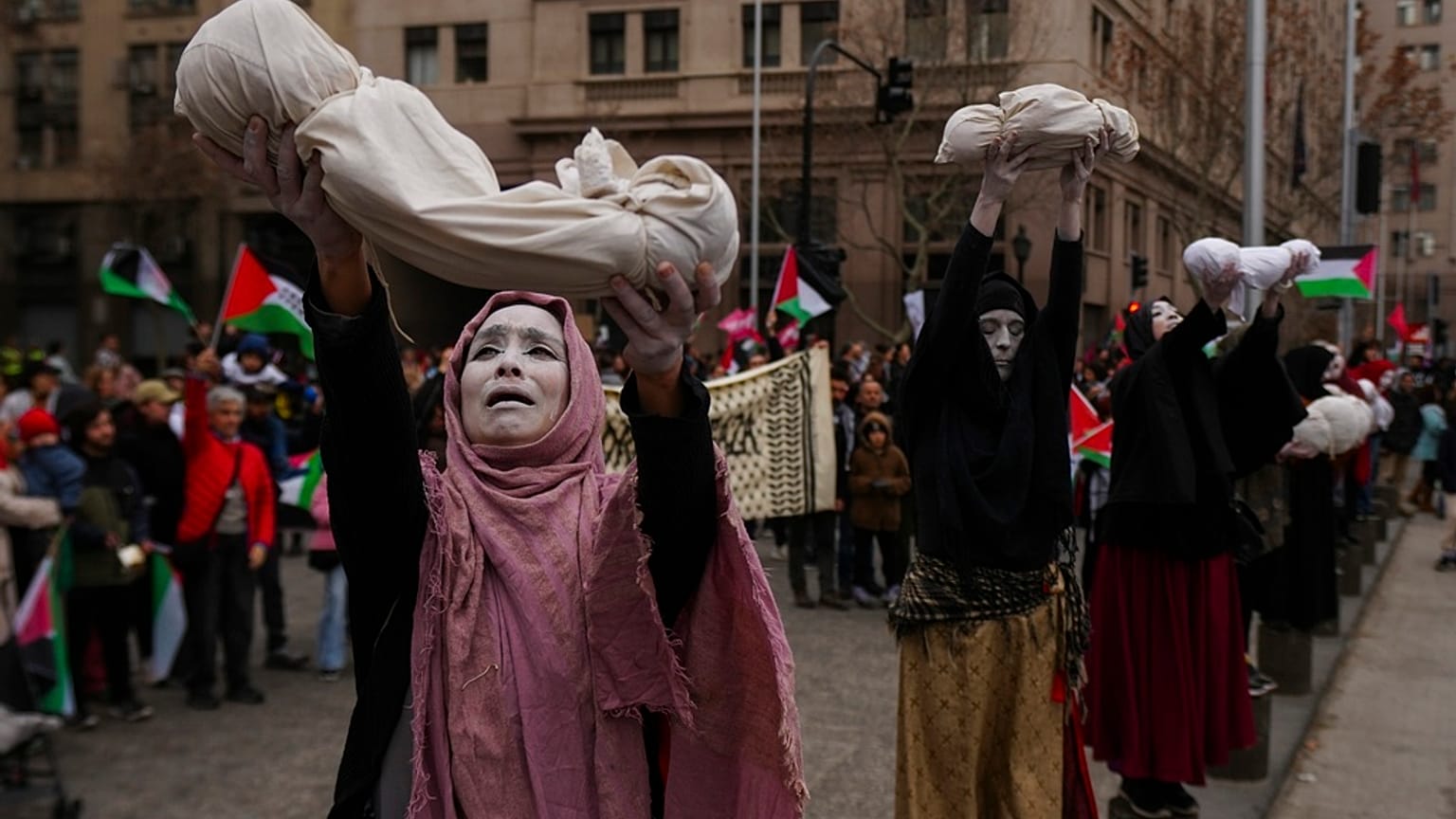 شارك مؤيدون للفلسطينيين في مسيرة أطلق عليها اسم "الأواني الفارغة" في سانتياغو، تشيلي