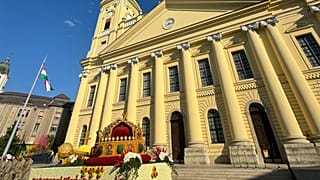 A Szent Korona a Nagytemplom előtt
