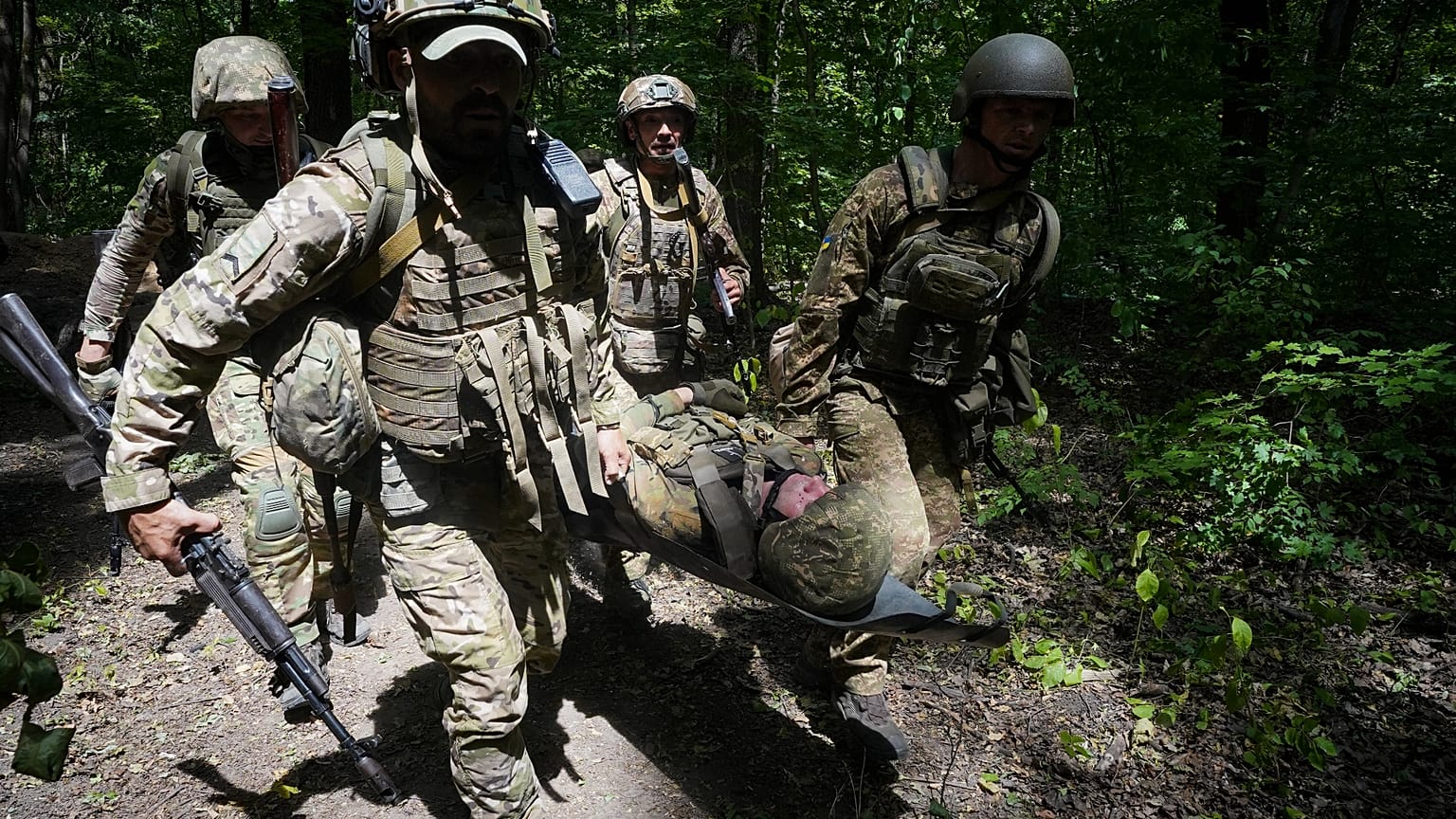 Украинские солдаты из 3-й бригады оперативной группы "Спартан" принимают участие в тактических и медицинских учениях в неустановленном месте в Харьковской области, Украина, мо