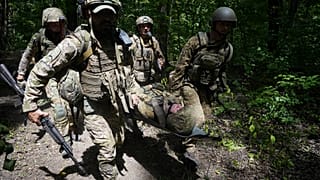 Украинские солдаты из 3-й бригады оперативной группы "Спартан" принимают участие в тактических и медицинских учениях в неустановленном месте в Харьковской области, Украина, мо