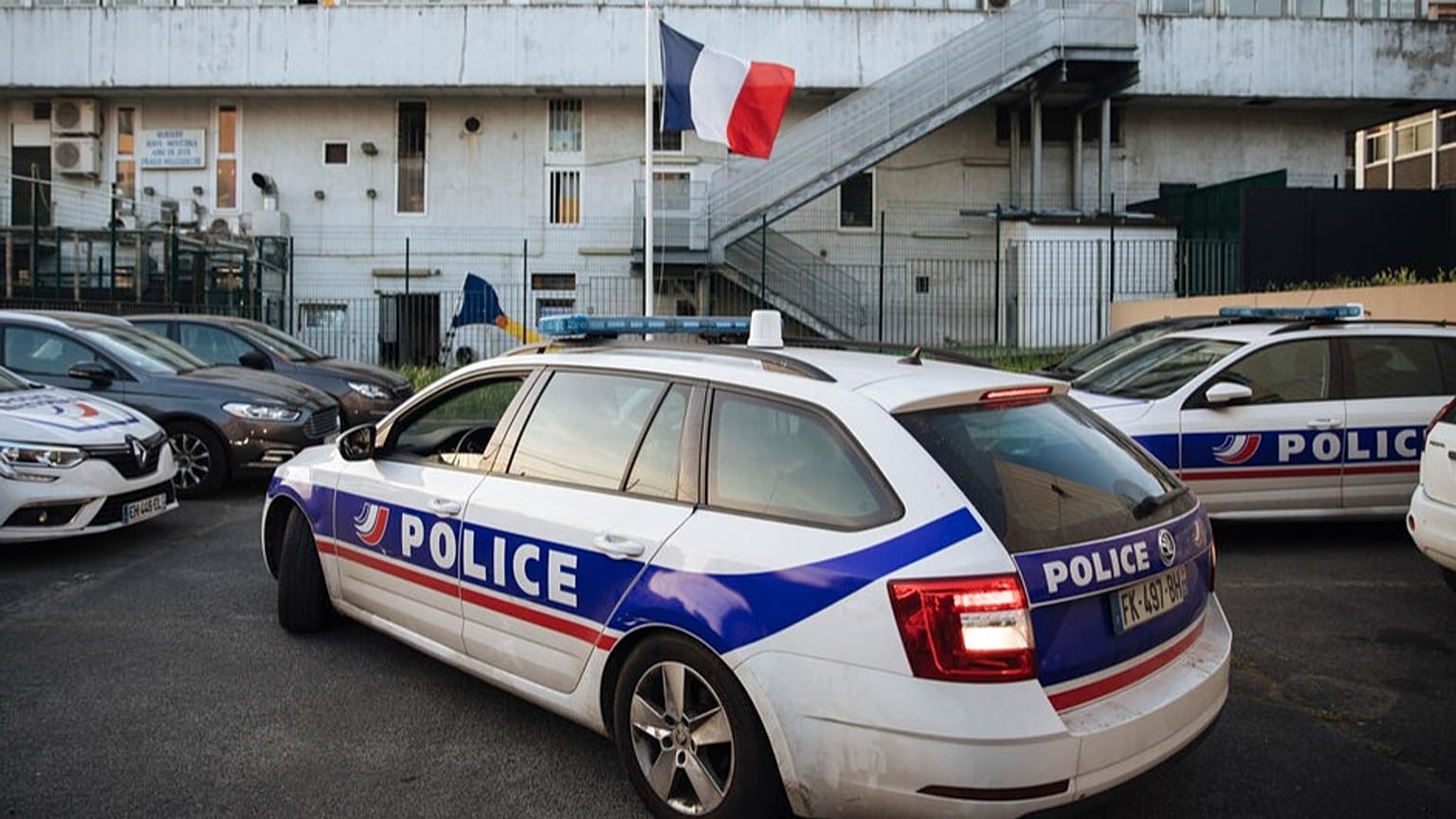 DOSYA: Bir polis aracı, 15 Haziran 2021 Salı günü Paris'in Sarcelles banliyösündeki polis karakoluna geldi. 