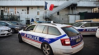 Une voiture de police arrive au commissariat de Sarcelles, en banlieue parisienne, le mardi 15 juin 2021