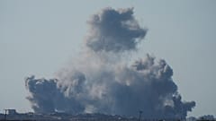 تصاعد الدخان في السماء عقب غارة إسرائيلية على قطاع غزة، كما يظهر من جنوب إسرائيل، يوم الاثنين 18 آب/أغسطس 2025.