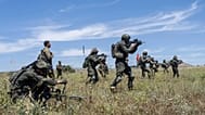 Ισραηλινοί έφεδροι μάχης παίρνουν θέση κατά τη διάρκεια εκπαίδευσης στα ελεγχόμενα από το Ισραήλ υψώματα του Γκολάν, 8 Μαΐου 2024