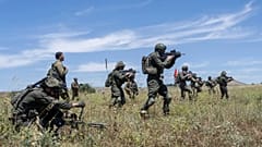 Israelische Kampfreservisten nehmen während eines Trainings auf den israelisch kontrollierten Golanhöhen Stellung, 8. Mai 2024