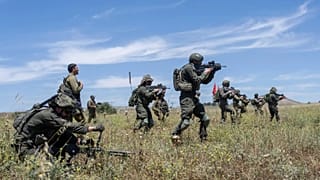 Reservistas de combate israelitas tomam posição durante um treino nos Montes Golã controlados por Israel, 8 de maio de 2024